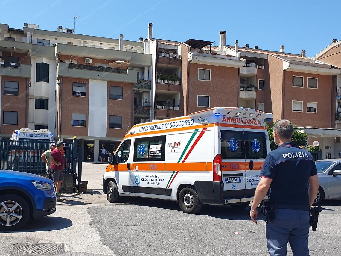 Precipita dal secondo piano, grave una ragazza