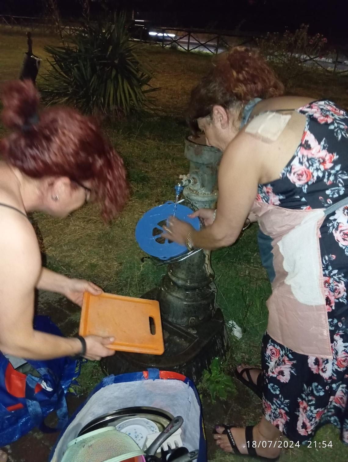 Da una settimana i rubinetti sono a secco, i residenti lavano i piatti alle fontanelle