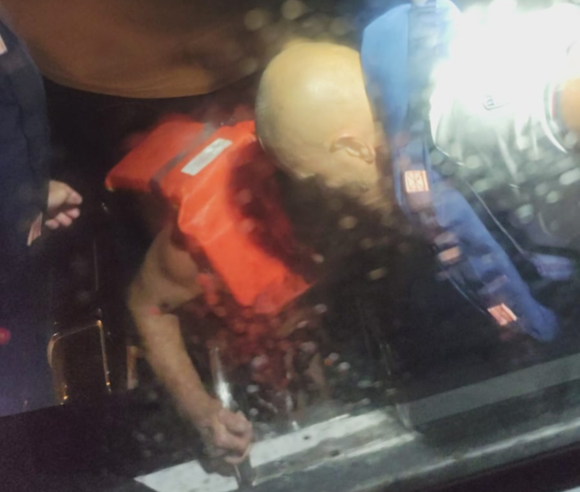 Imbarcano acqua nel gommone e rischiano di affondare: salvati nella notte
