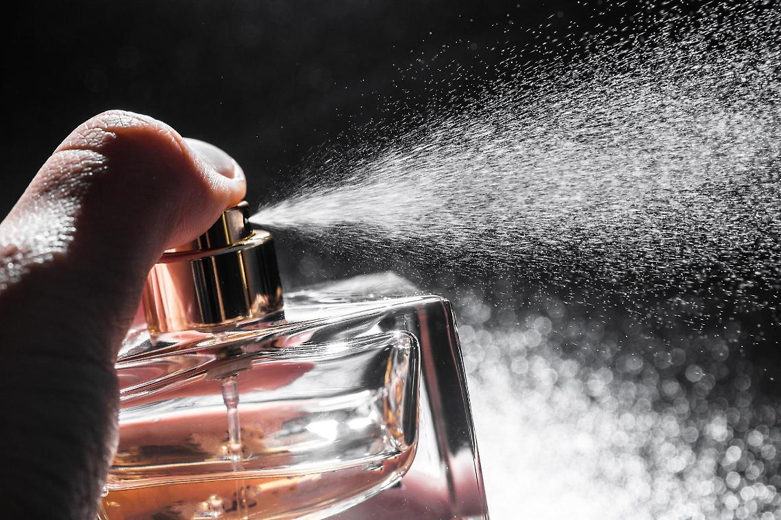 Si finge venditore di grandi marchi: frode con i profumi