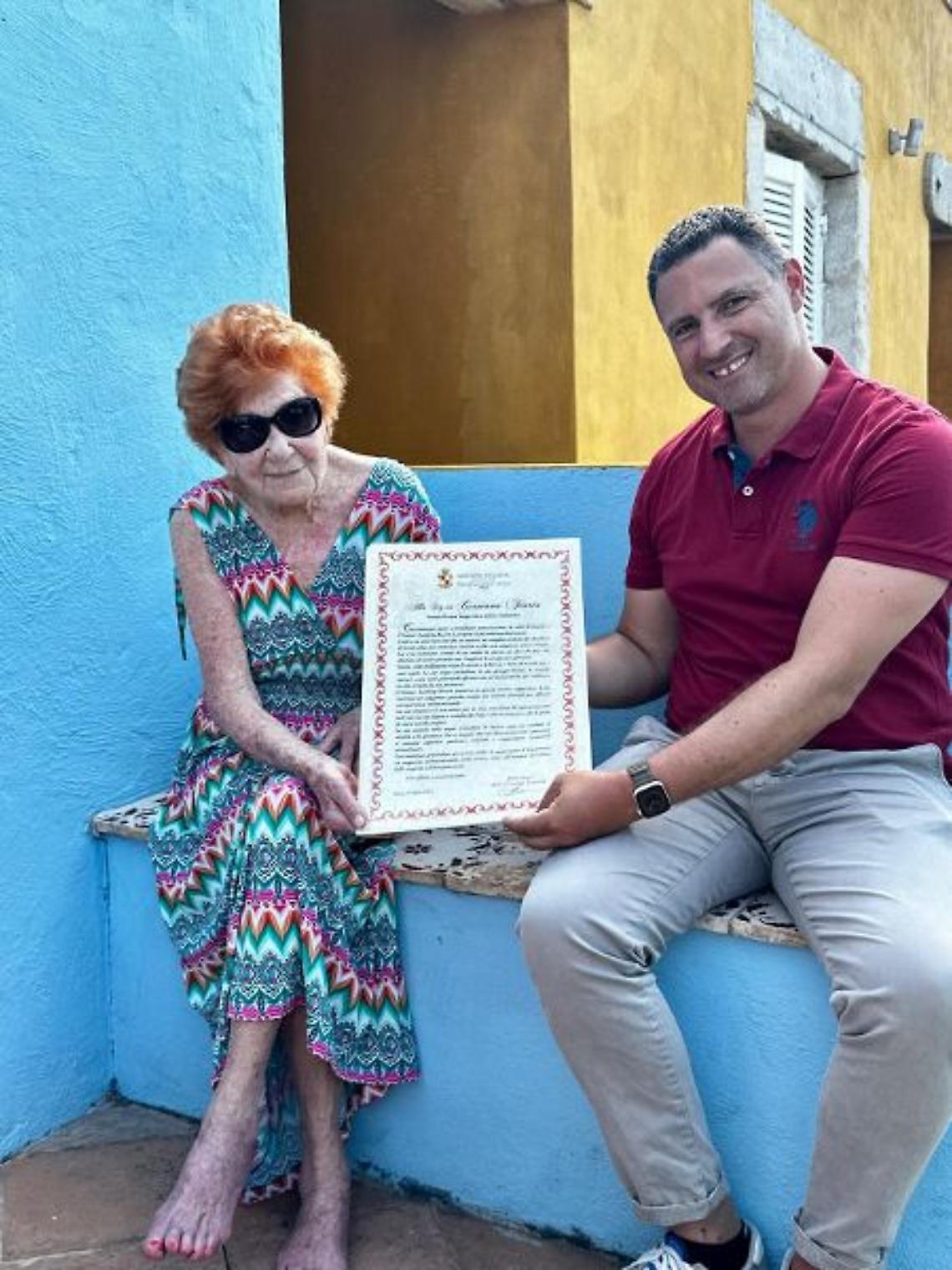 La turista più longeva d'Italia sceglie il mare del Golfo per le sue vacanze
