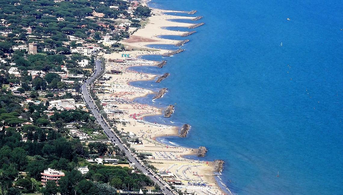 Accessi al mare  “off limits”,  attivisti aggrediti