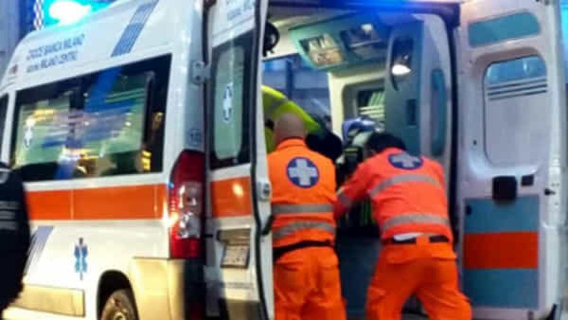 In bici finisce sotto un camion sulla Nettunense