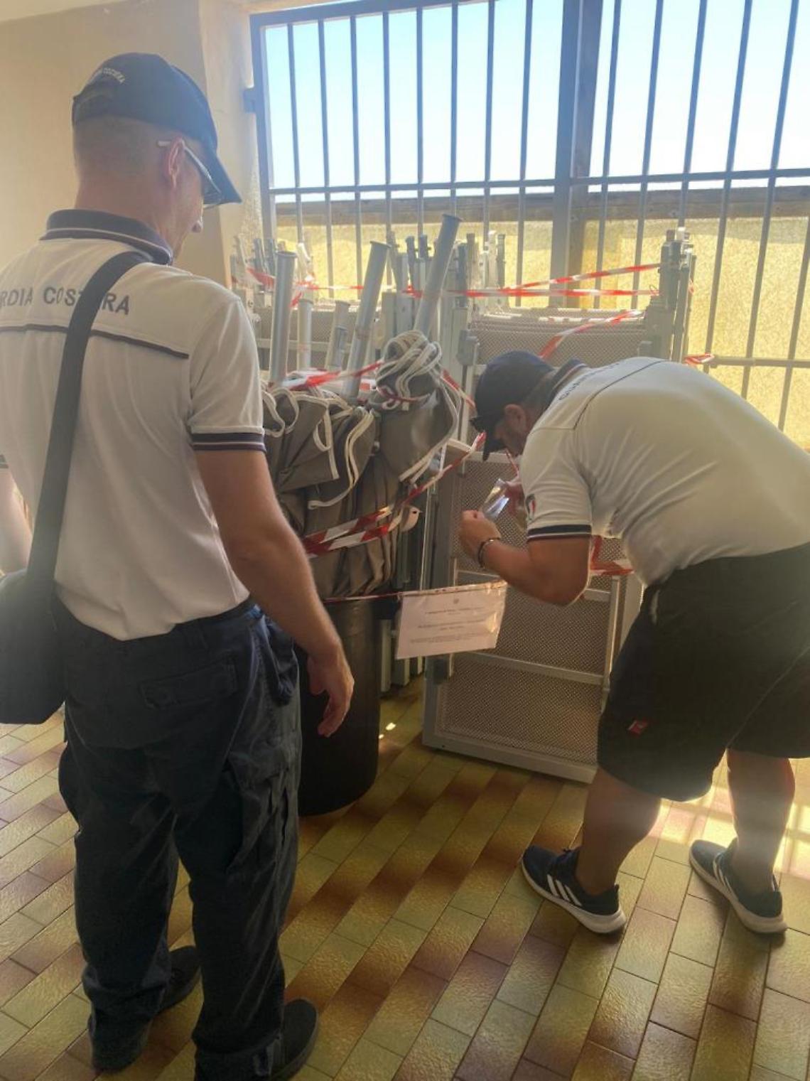 Ombrelloni e lettini noleggiati illegalmente, sequestrati dalla Guardia costiera