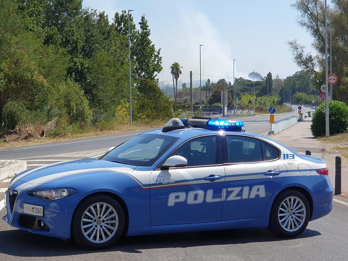 Vasto incendio di sterpaglie, strada chiusa verso il mare