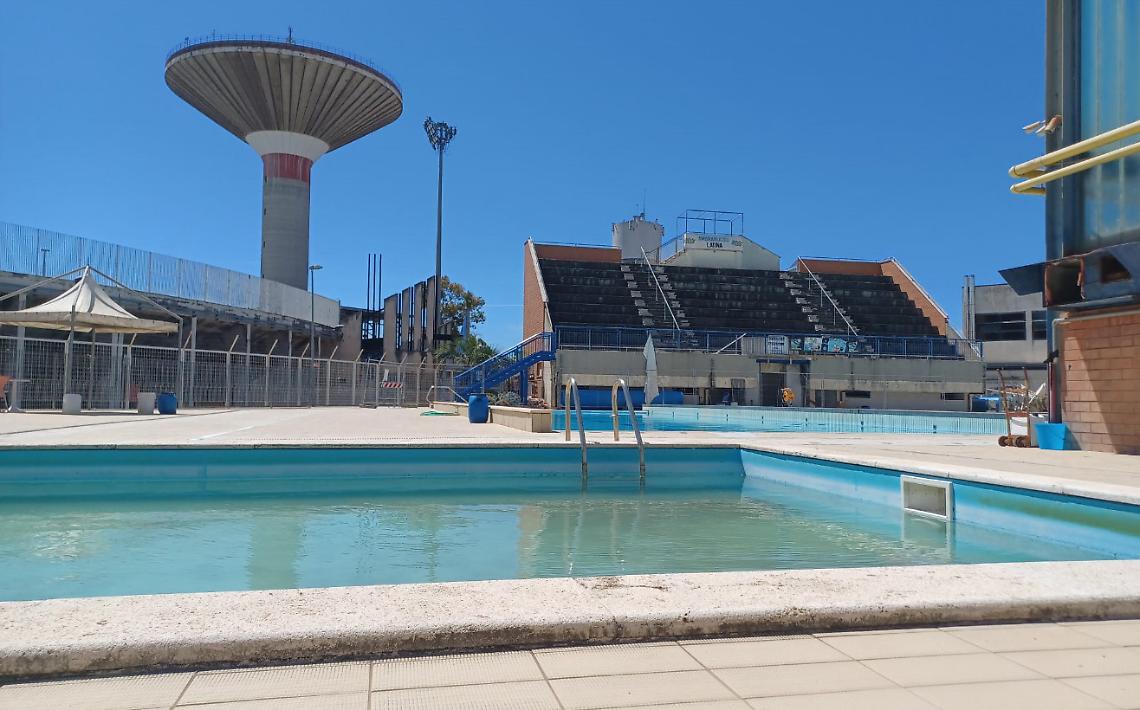 Il mistero della piscina scoperta: lavori finiti, ma non riapre