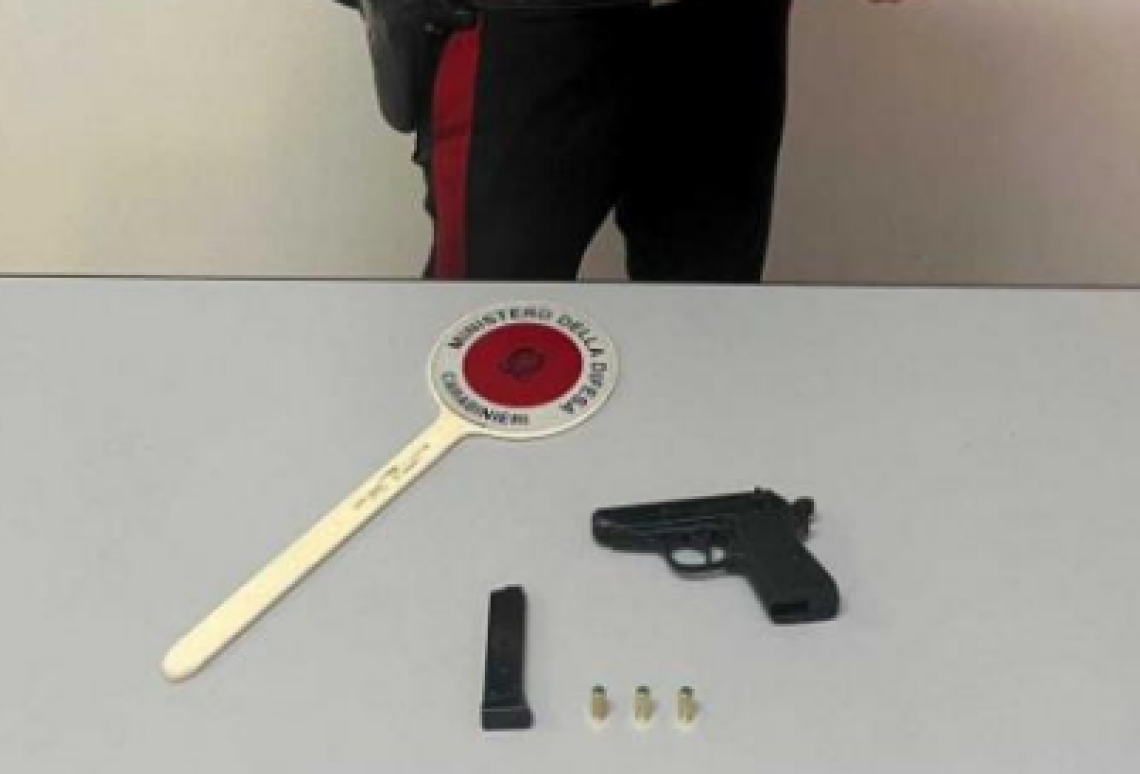 Sorpreso all'esterno di un locale con una scacciacani: denuncia e Daspo urbano