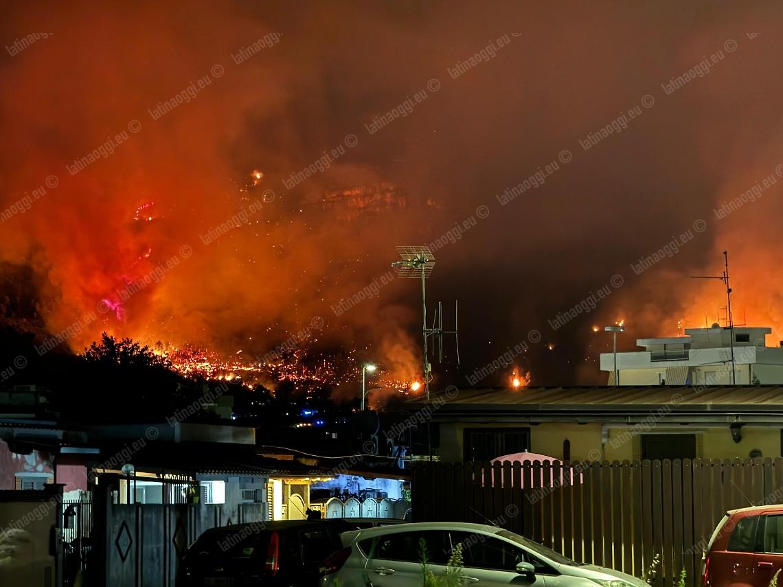 Incendio a Terracina, fiamme a San Silviano