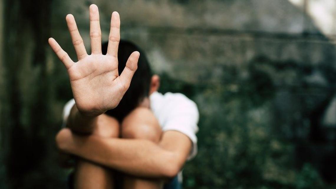 Botte e violenze  alla compagna invalida e ai figli: arrestato