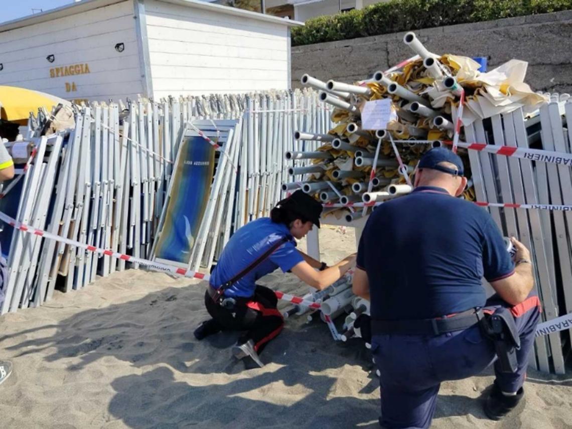 Lettini e ombrelloni in affitto nei tratti di spiaggia libera, controlli e sanzioni