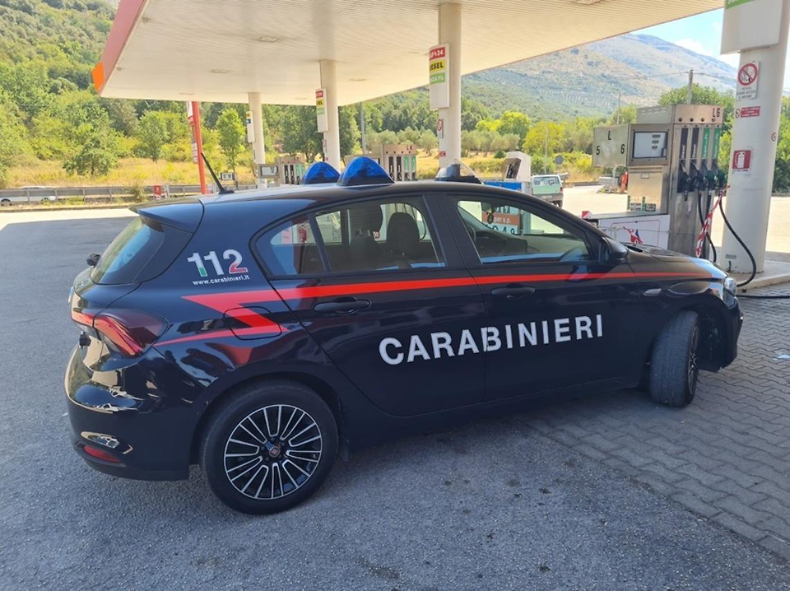 Tenta il suicidio, salvato dai Carabinieri. Poi ruba in un distributore