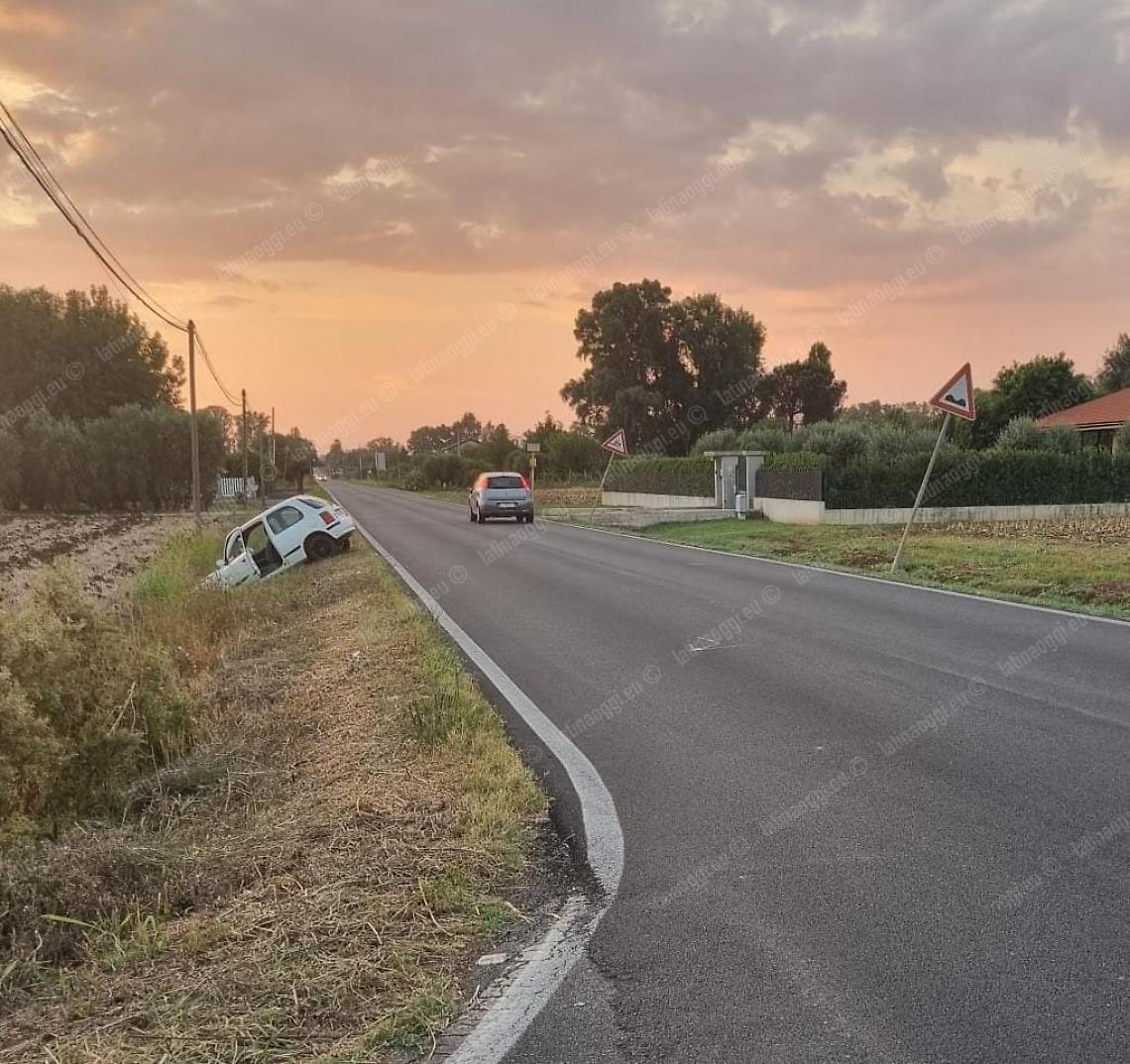 Incidente in via Trasversale, auto finisce fuori strada: 19enne portata in ospedale