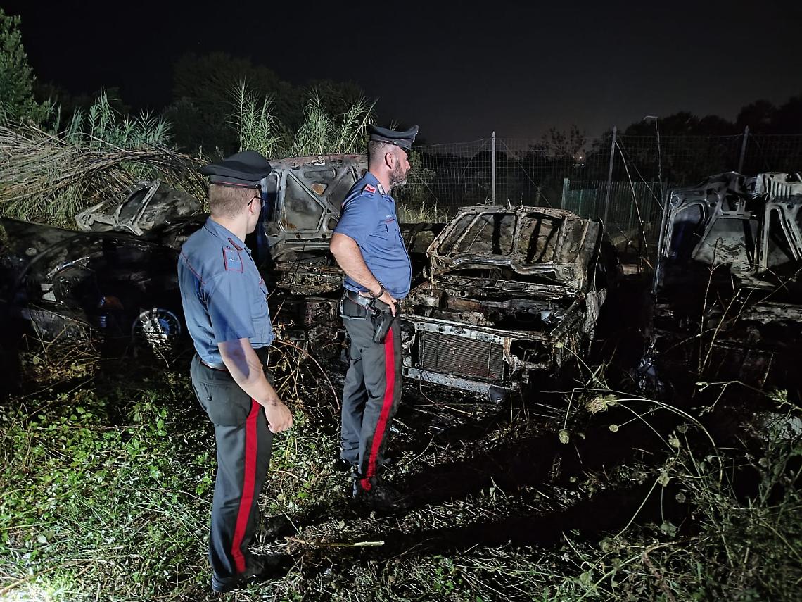 Incendio nel deposito giudiziario, distrutte otto vetture