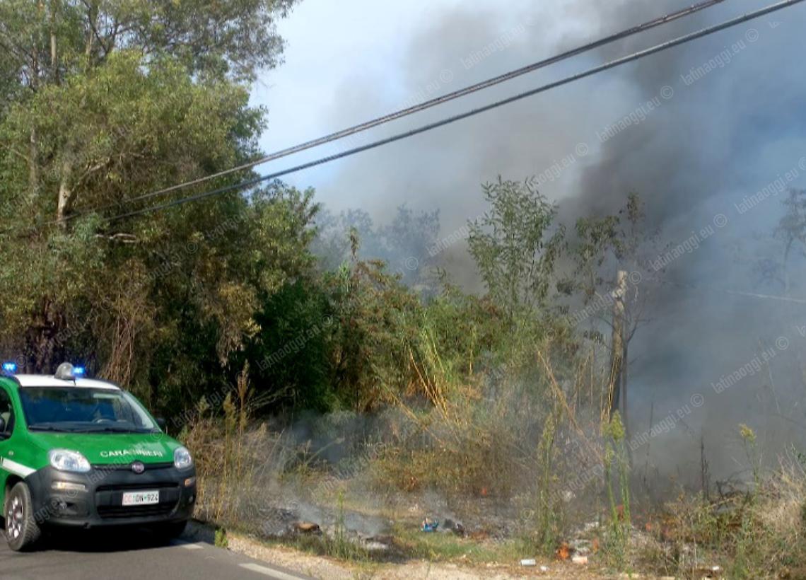 Piromane settantenne sorpreso a lanciare un innesco dall’auto