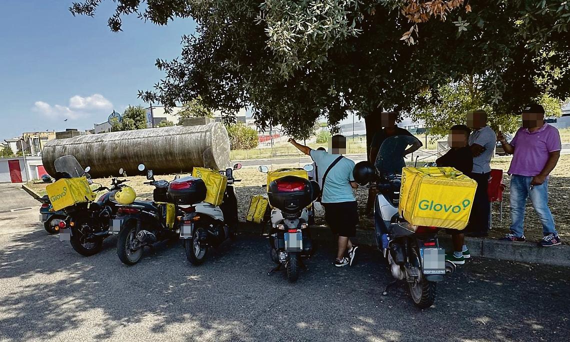 Pagamenti bassi e condizioni impossibili, i rider di Glovo scioperano