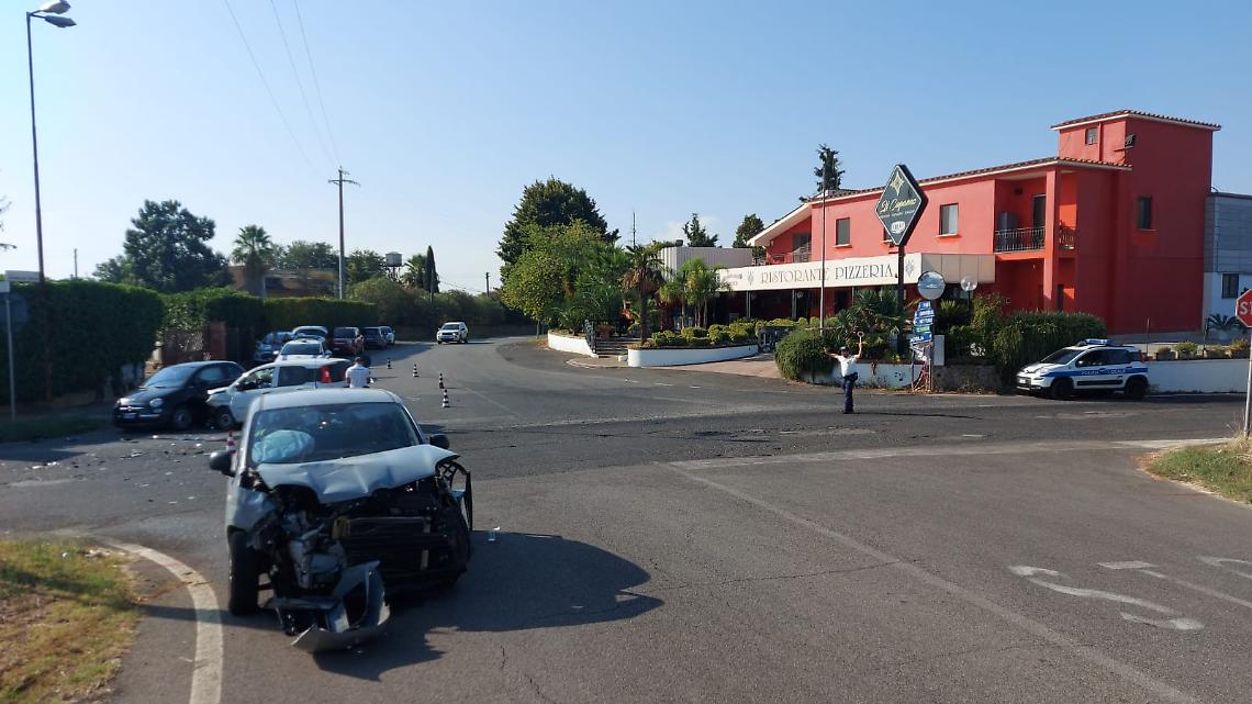 Incidente in via Aprilia, due persone ferite e trasferite in ospedale in codice rosso
