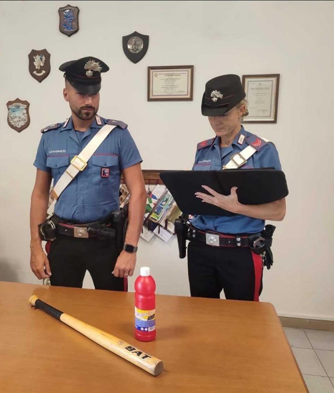 Aggredisce una donna sul luogo di lavoro con una mazza da baseball e acido: arrestato