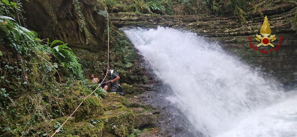 Escursionisti bloccati in montagna, messi in salvo dai Vigili del Fuoco