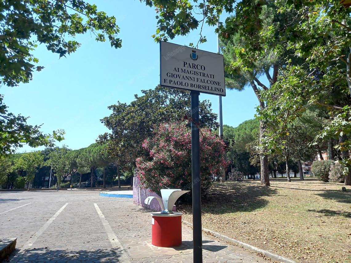 Minorenne palpeggiato al parco