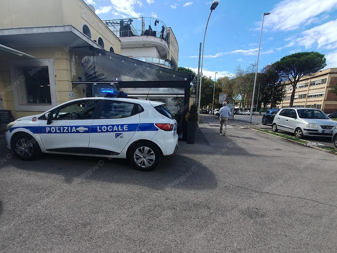 Urtato in bici da un'auto, ferito un anziano