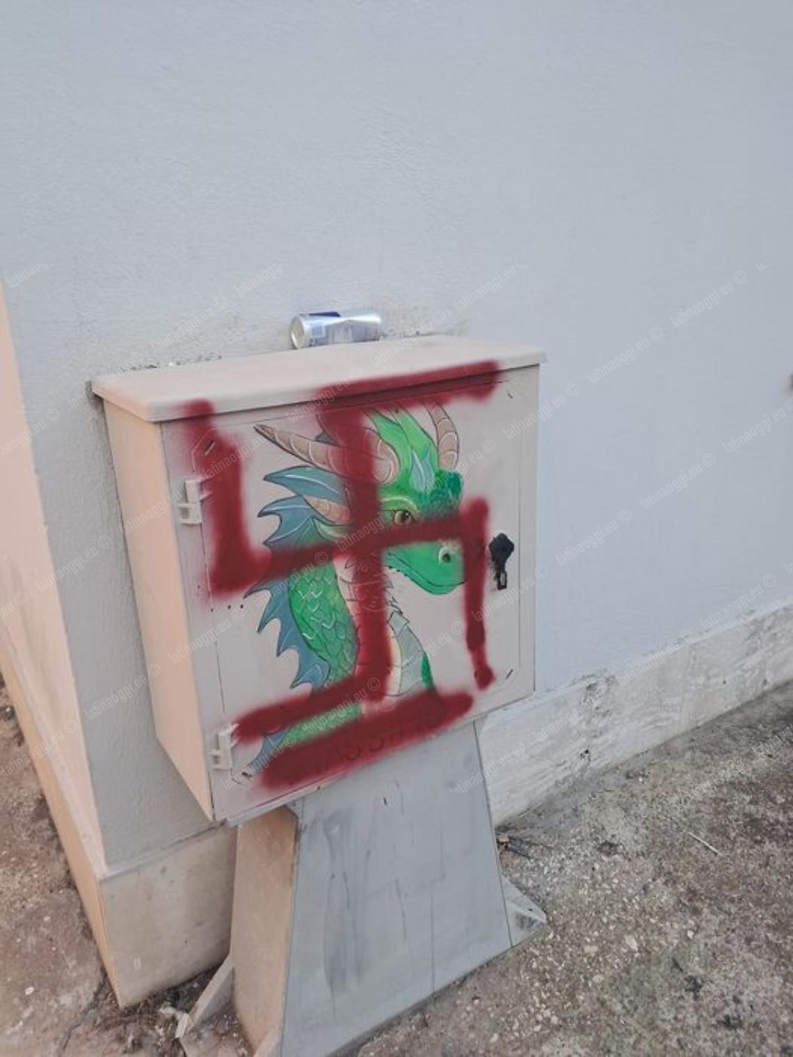 Una svastica per deturpare i disegni di un'artista locale