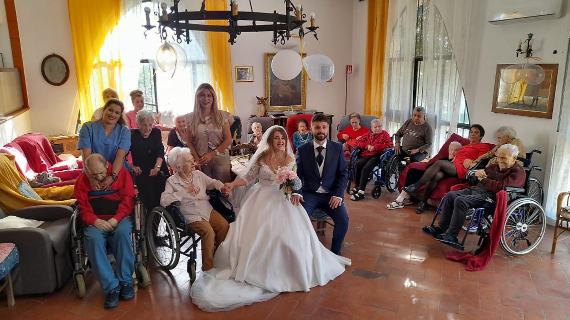 Si sposano e poi fanno visita alla comunità per anziani