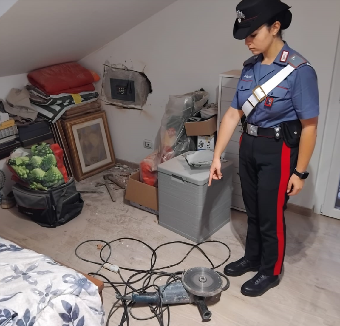 Cerca di smurare la cassaforte nella camera da letto del suocero, arrestato