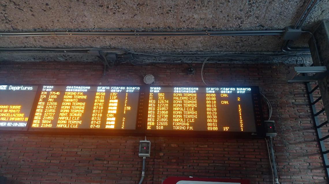 Giornata da incubo per i pendolari, treni paralizzati