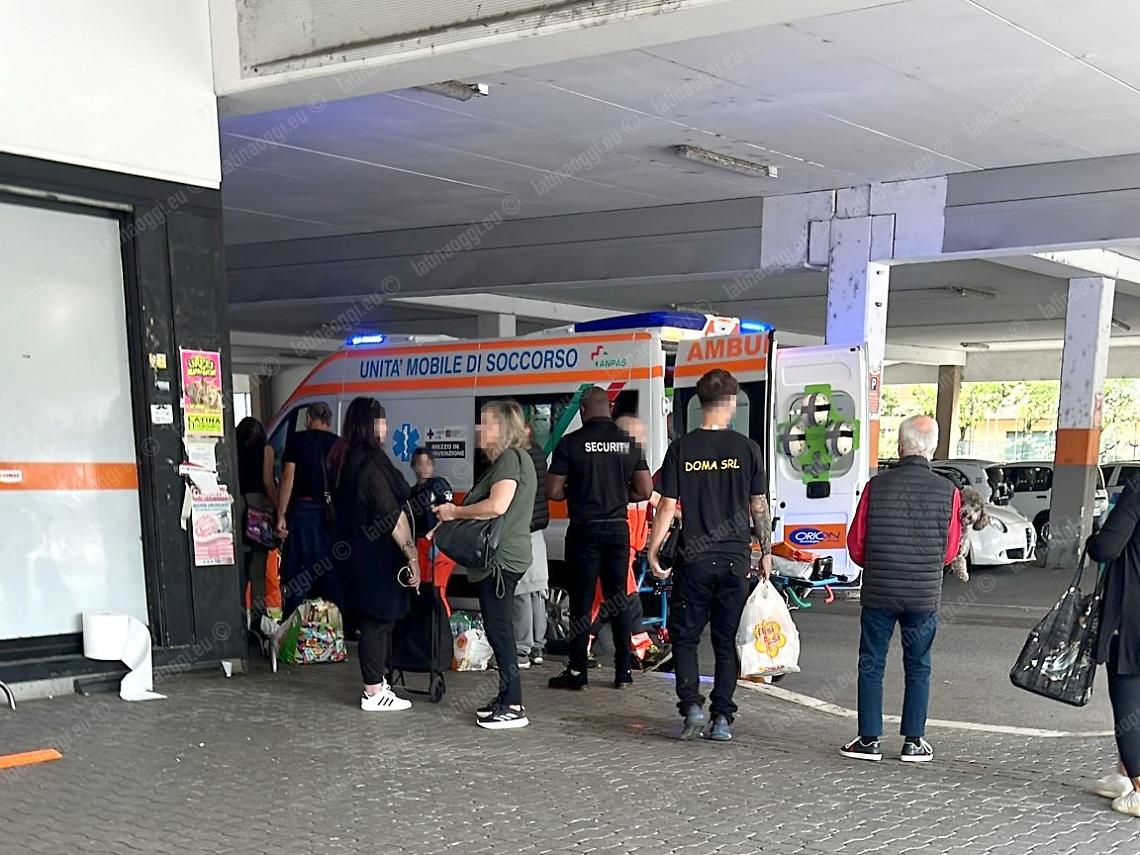 Cade sul marciapiede, l'ambulanza arriva dopo tre quarti d'ora