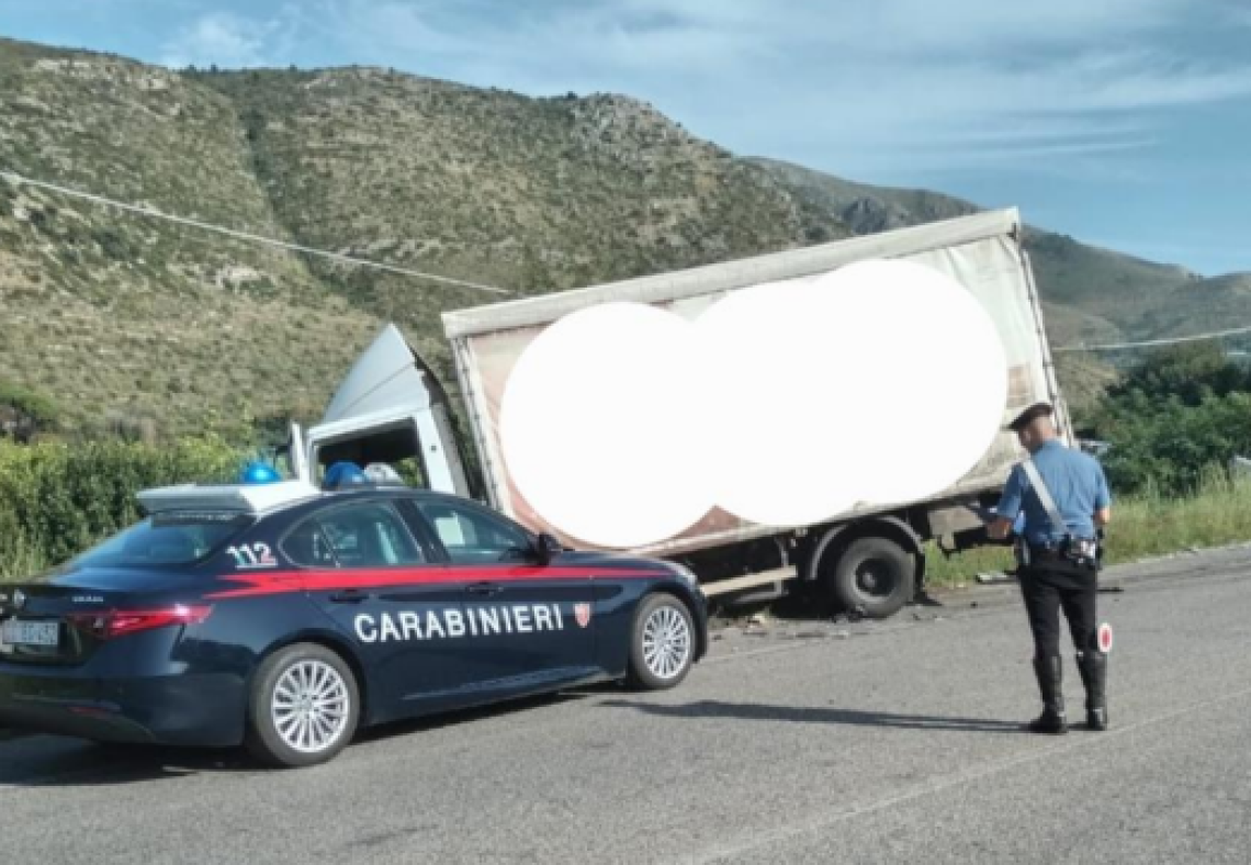 Alla guida senza patente provoca un incidente, poi rifiuta di sottoporsi agli esami tossicologici: denunciato un 55enne 
