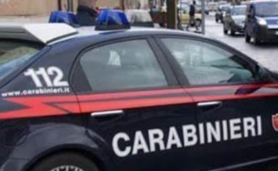 Va in giro con un coltello, straniero denunciato per porto abusivo di arma bianca