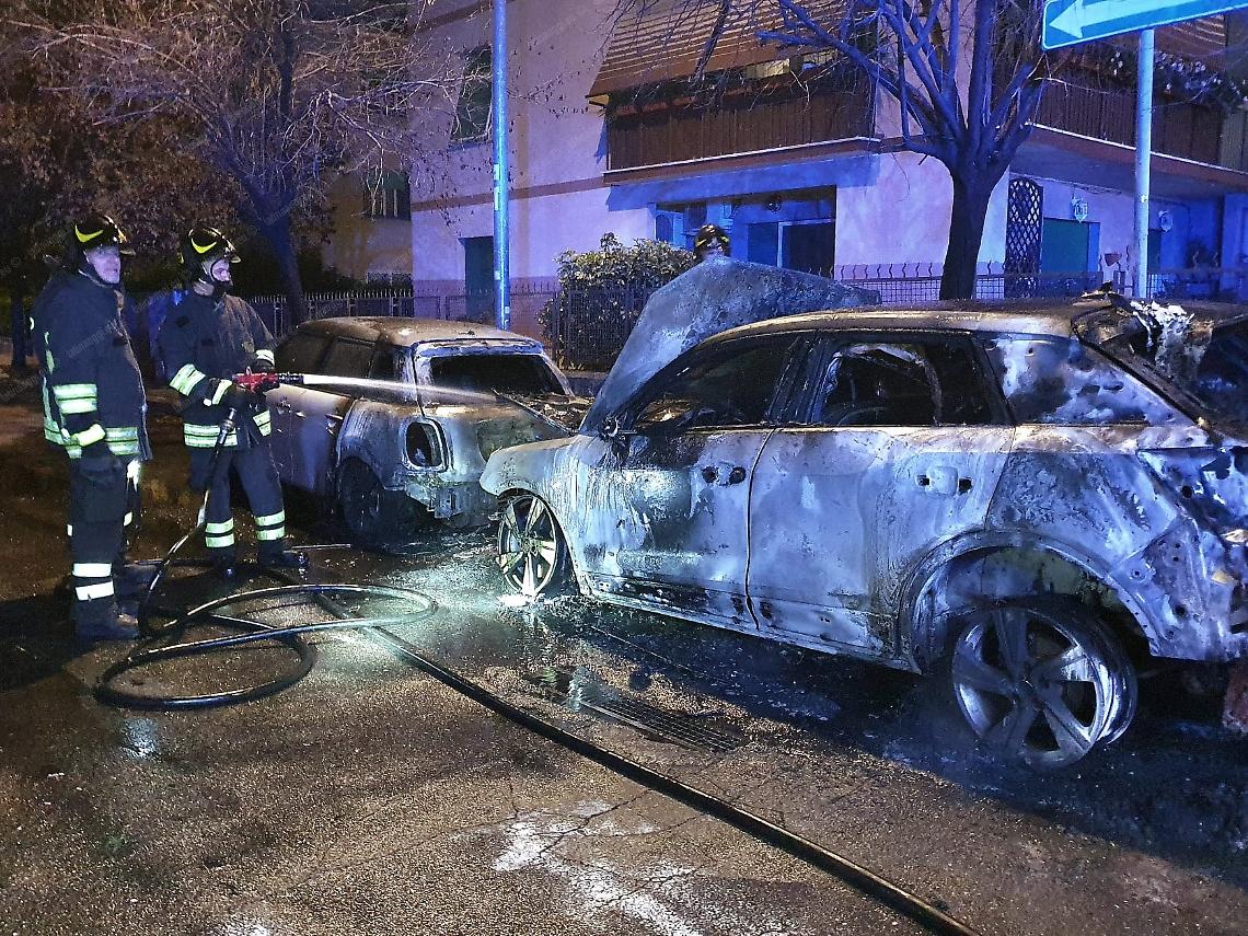 Due auto in fiamme, giallo sulle cause. Rogo divampato da una Audi Q2 e poi esteso ad una Mini Cooper