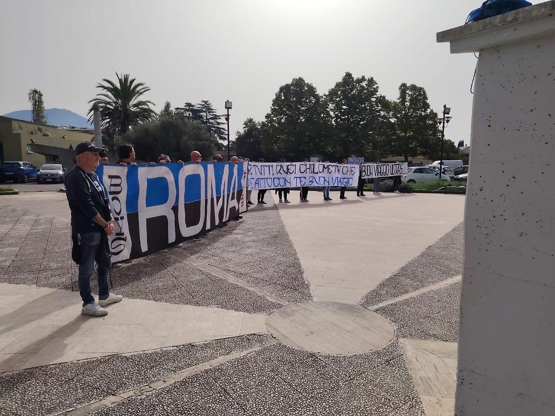 Una folla commossa per l'ultimo saluto ad Alessandro Marongiu