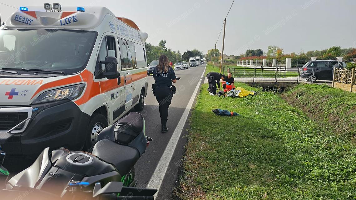 Moto in sorpasso urta un'auto in manovra, soccorsi per una coppia