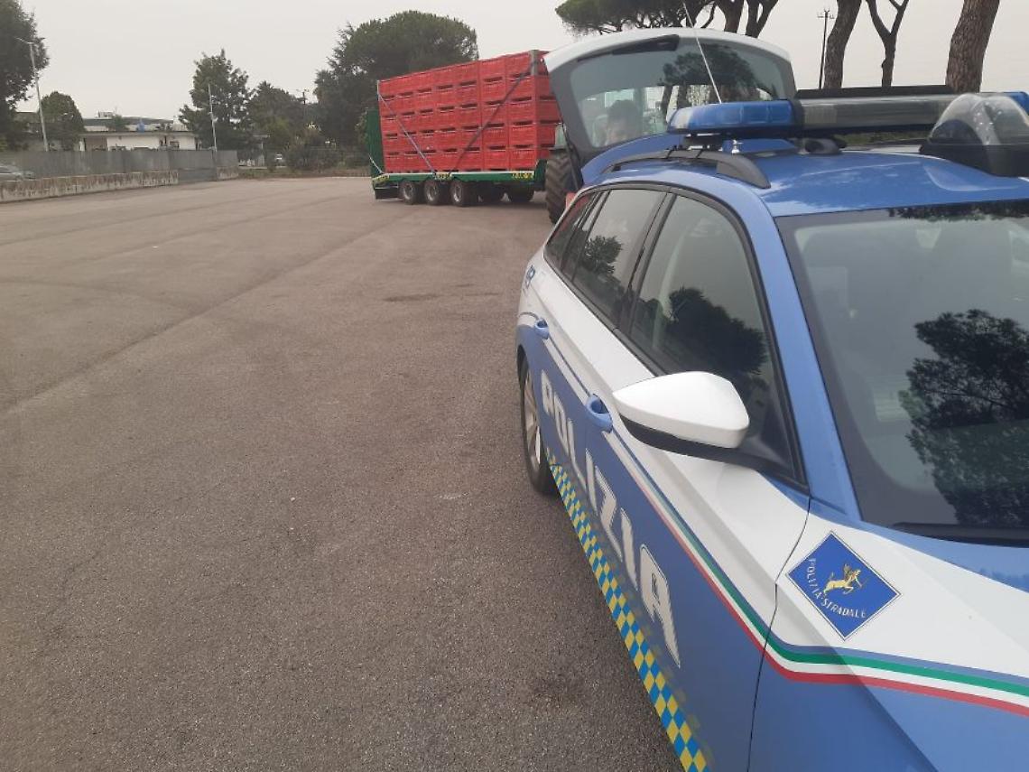 Trasportava frutta nel rimorchio privo di immatricolazione, multa e sequestro