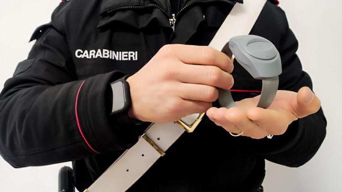 Si toglie il braccialetto elettronico e aggredisce la madre: arrestato