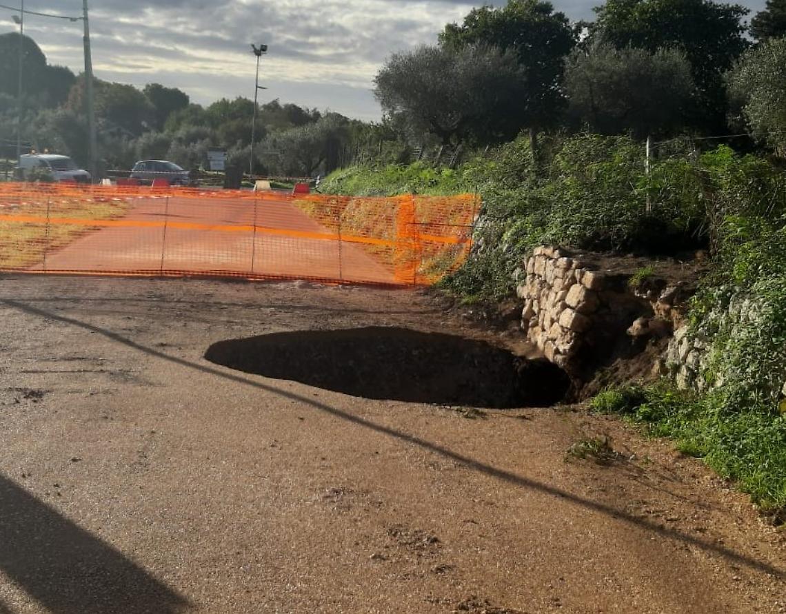 Voragine sulla Ninfina, stabilità a rischio: strada chiusa, accertamenti in corso
