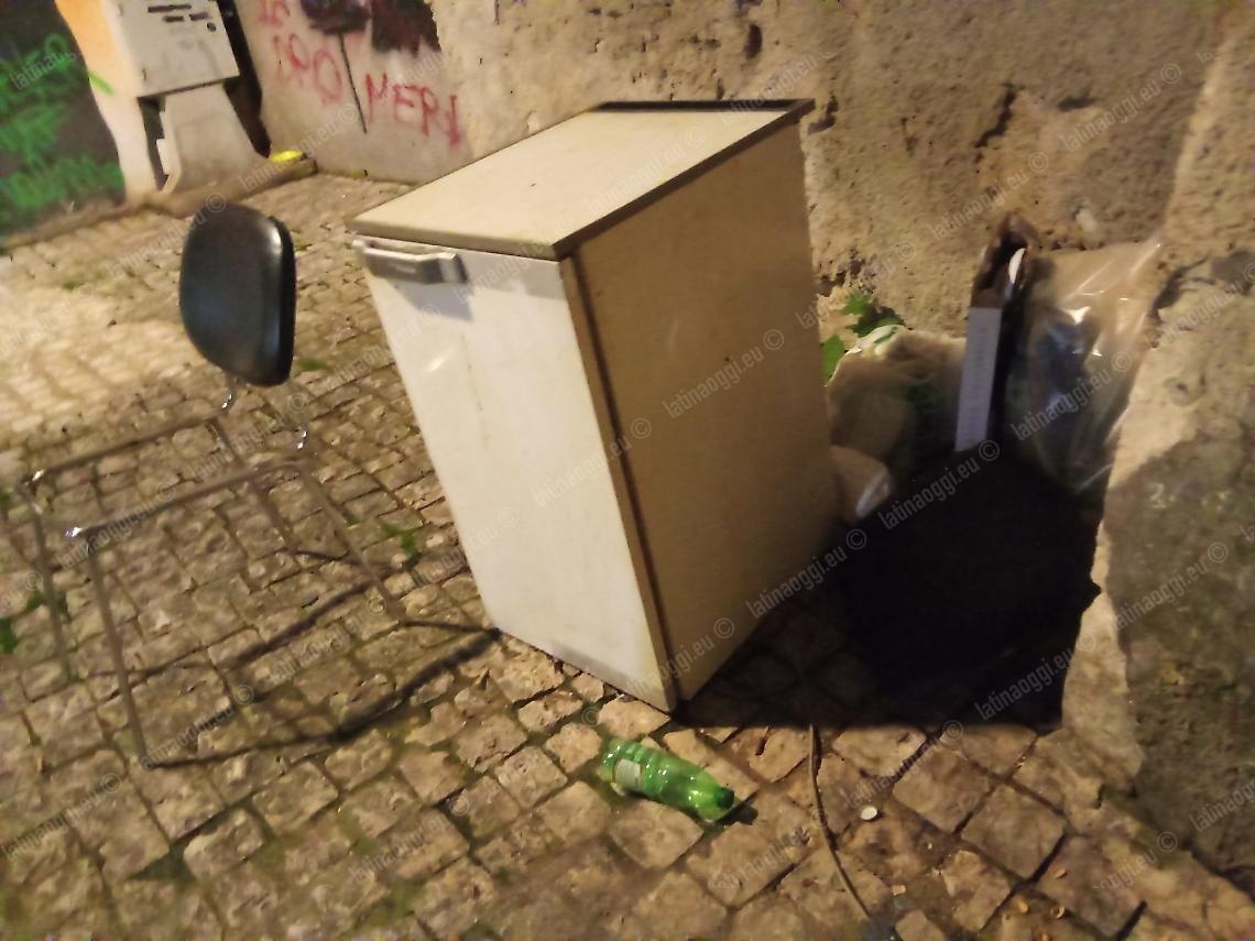 Dopo la poltrona, in strada appare una “cucina”