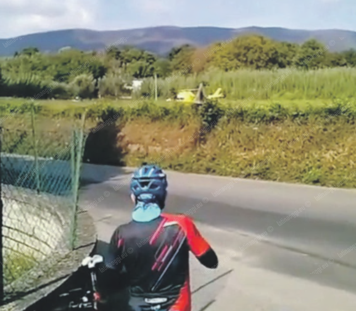 Cade per una buca e viene travolto da un'auto, grave un ciclista
