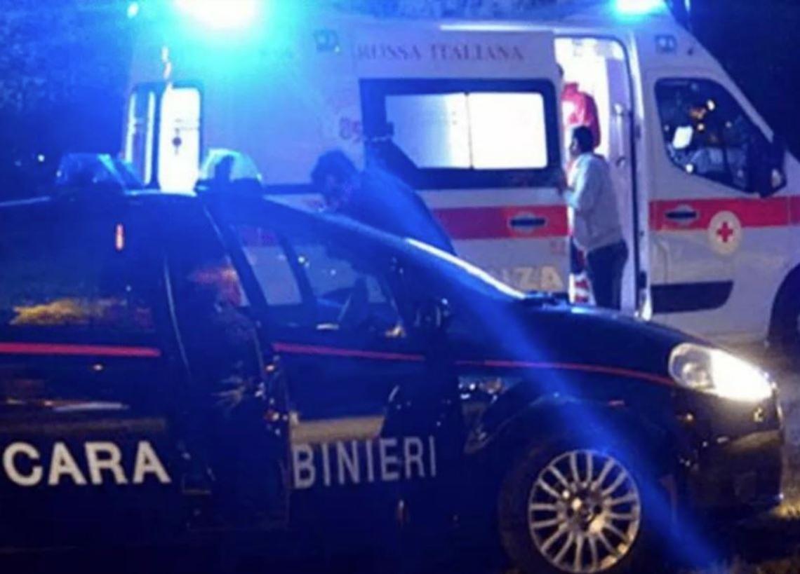 Terrore al distributore: aggredito da un uomo mascherato armato d'ascia