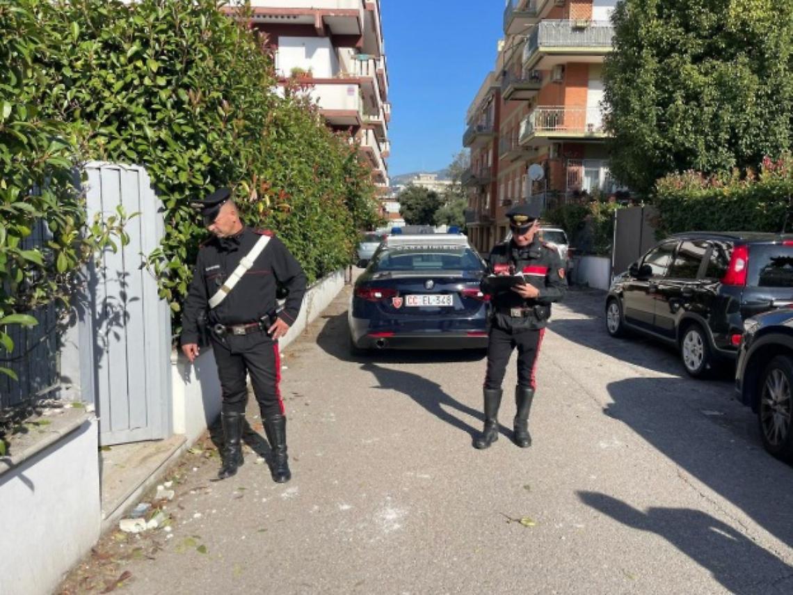 Ordigno rudimentale esplode nella notte: si indaga