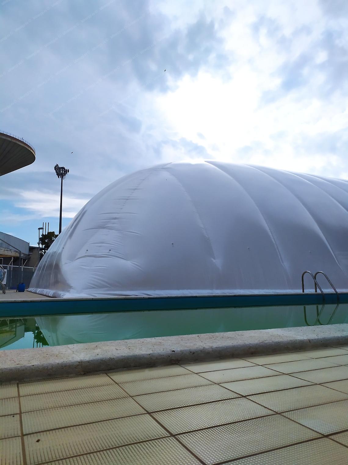 Piscina, copertura con il pallone tra tante restrizioni 