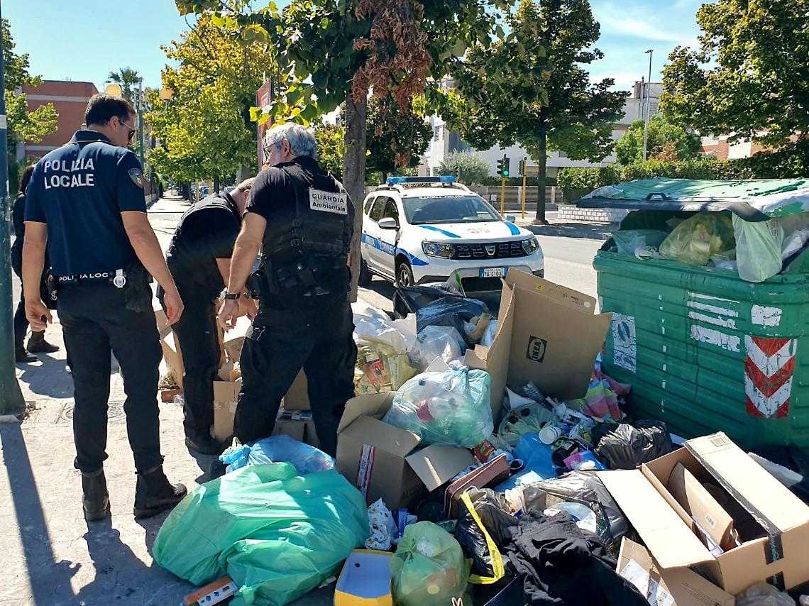 Rifiuti di cantiere scaricati in centro, due denunce e camion sequestrato