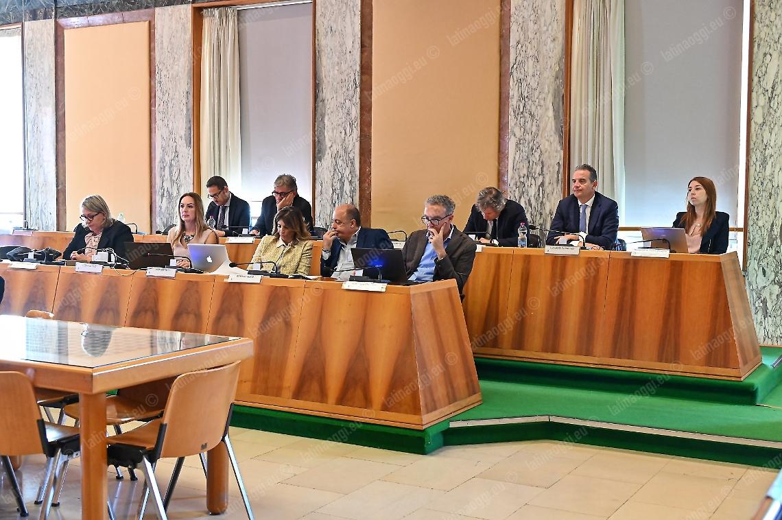 Stretta sul bilancio, tagli e rimodulazioni per salvare il welfare