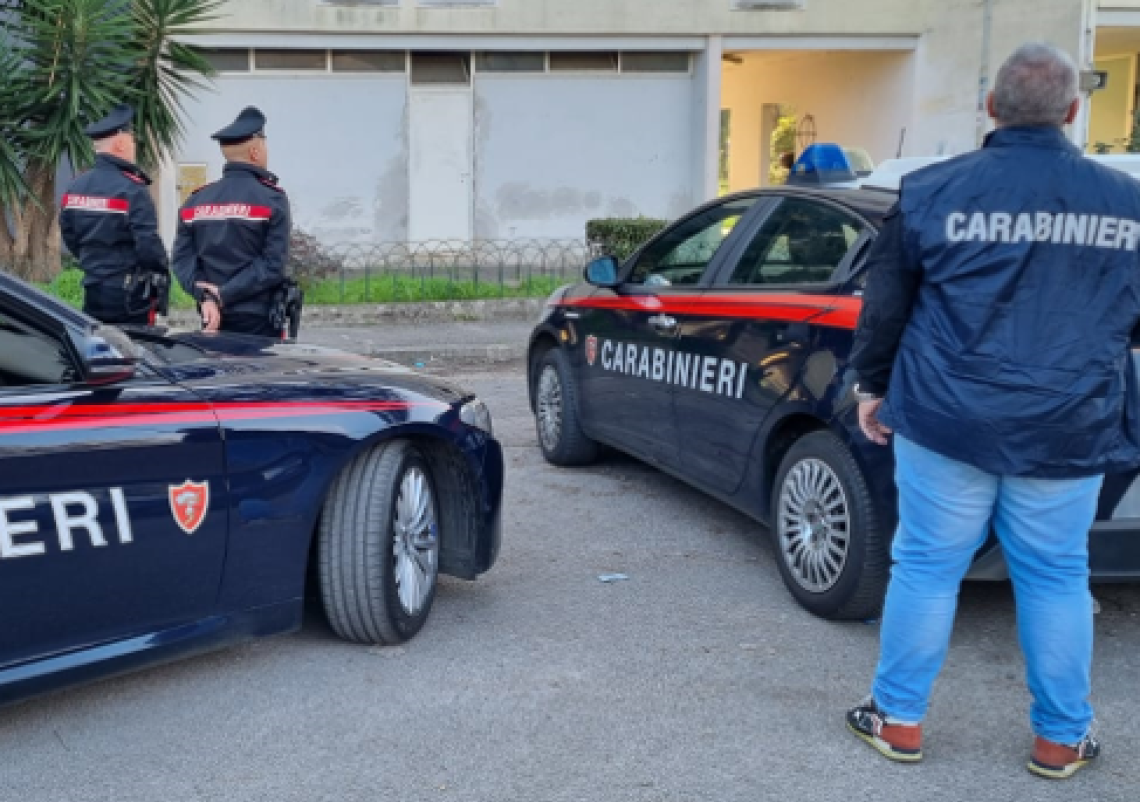 Era ai domiciliari, arrivano i carabinieri e scatta la perquisizione: arrestate due donne