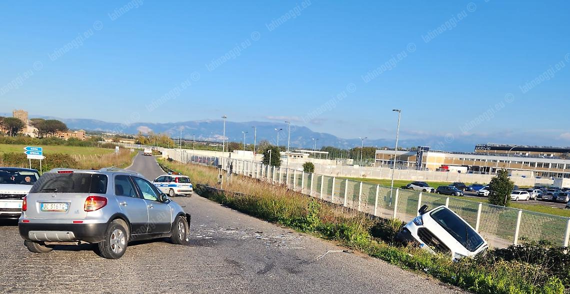 Incidente tra due mezzi, furgone finisce nel fossato