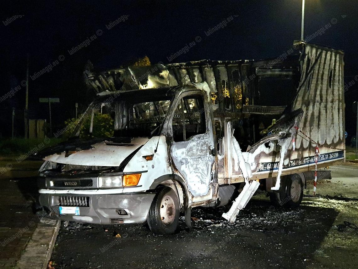 Furgone distrutto dalle fiamme, indagine sulle cause