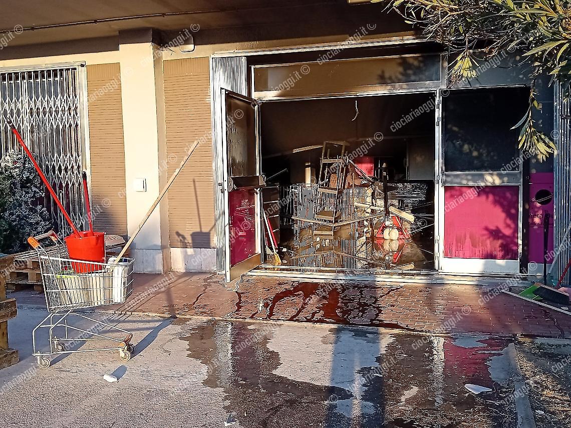 In fiamme la sede di Frosinone di Pianeta Outlet