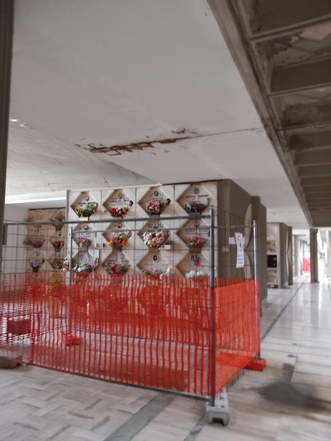 Cimitero, crepe sui muri e zone interdette