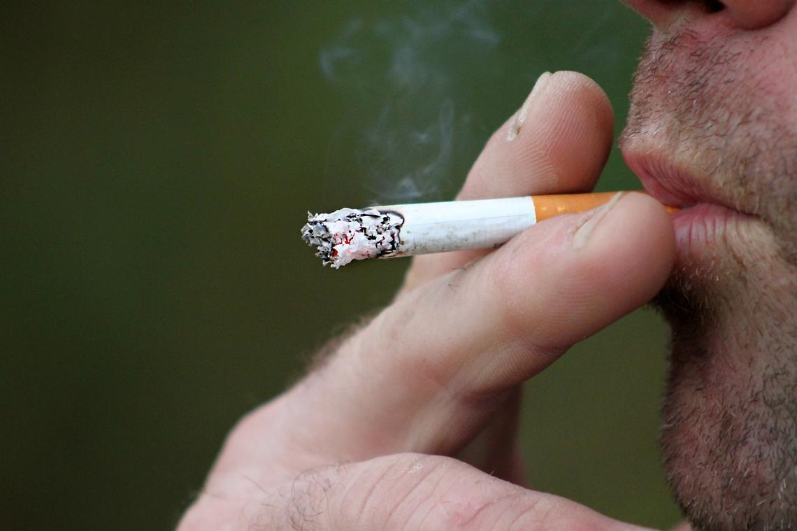 Fuma la sigaretta in balcone, diffida choc dalla vicina